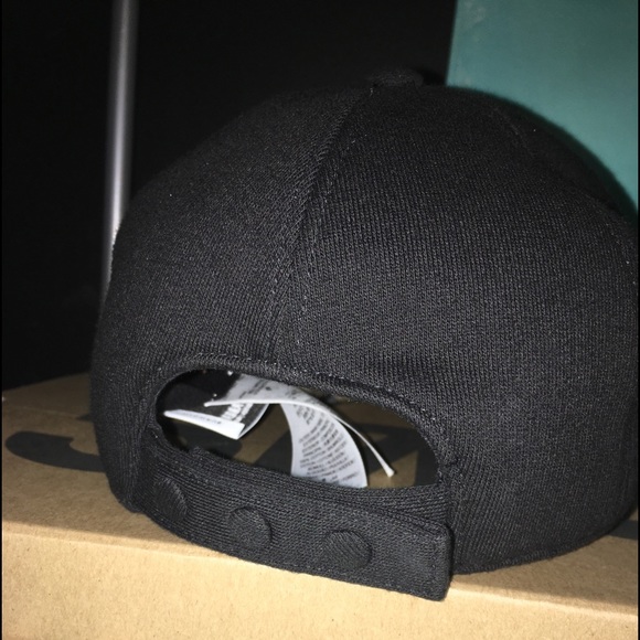 Woman’s Burberry Hat - Picture 2 of 6